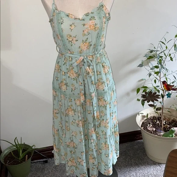 Mine Floral Midi Dress in Soft Green and Cream size small - Picture 2 of 11
